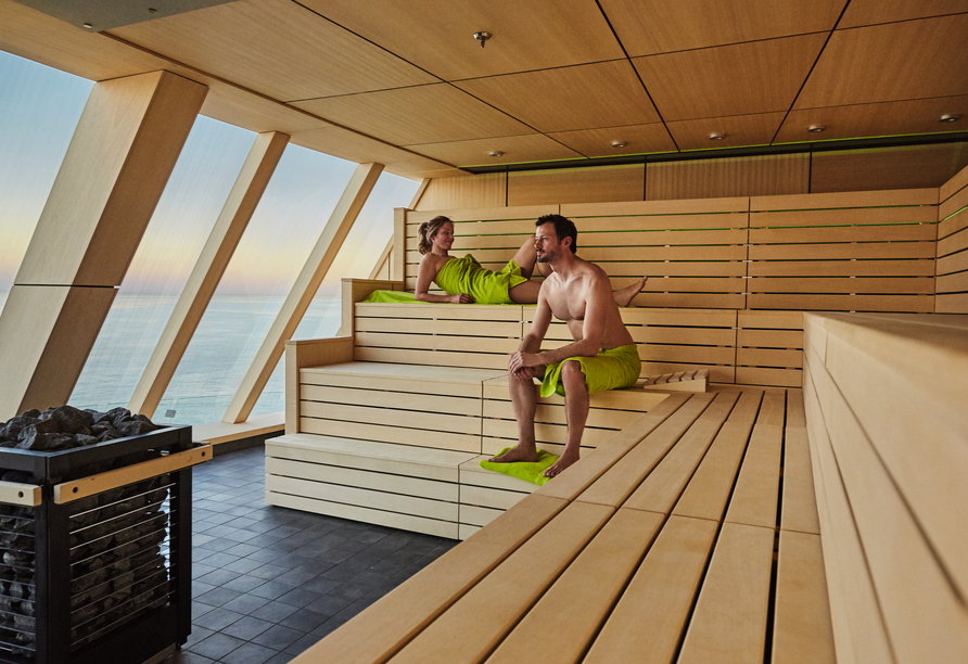 Der Wellnessbereich an Bord verbindet Erholung mit einem tollen Ausblick auf das weite Meer.