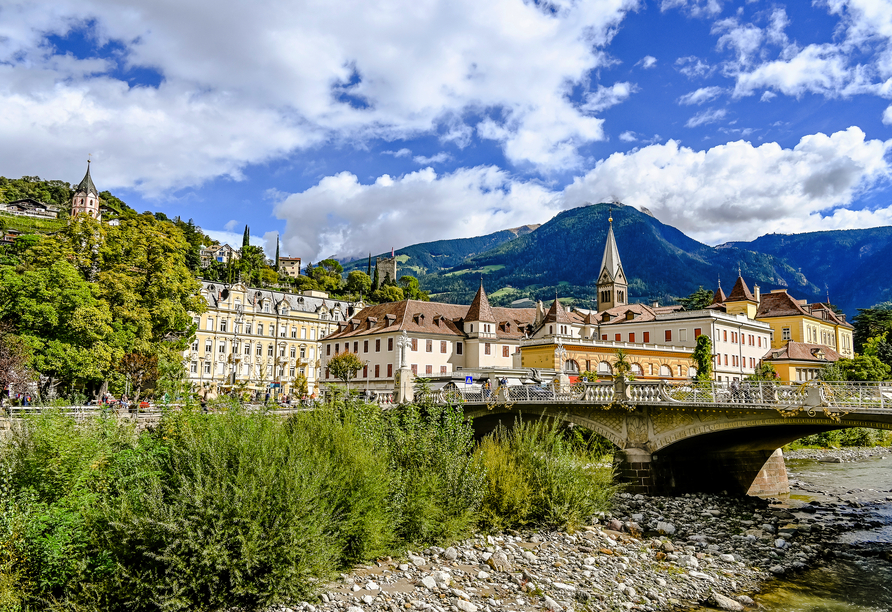 Die schöne Passerpromenade von Meran lädt zu Spaziergängen ein.