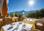 Freuen Sie sich auf regionale Köstlichkeiten auf der Terrasse des Landhaus Hotels Kristall.