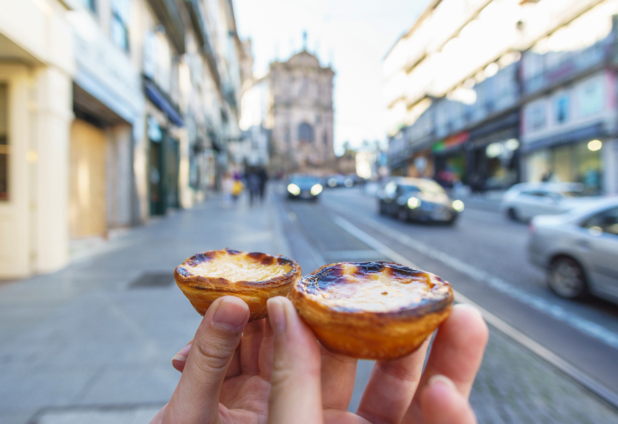Probieren Sie in Portugal unbedingt die leckeren Blätterteigtörtchen 