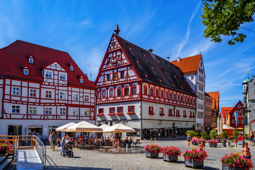 Historische Fachwerkhäuser prägen die Altstadt von Nördlingen.