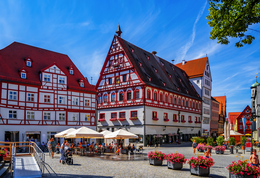 Historische Fachwerkhäuser prägen die Altstadt von Nördlingen.