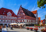 Historische Fachwerkhäuser prägen die Altstadt von Nördlingen.