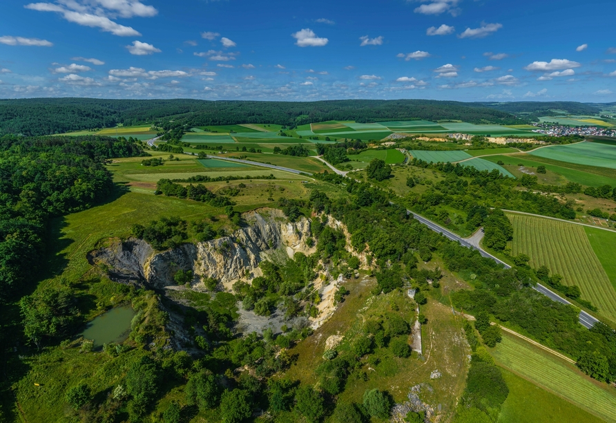Bewundern Sie den Geopark Ries mit dem beeindruckenden Steinbruch Kellerberg im Nördlinger Ries bei Holheim.