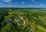 Bewundern Sie den Geopark Ries mit dem beeindruckenden Steinbruch Kellerberg im Nördlinger Ries bei Holheim.