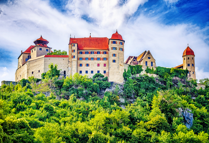 Besuchen Sie die romantische Burg Harburg im Nördlinger Ries.