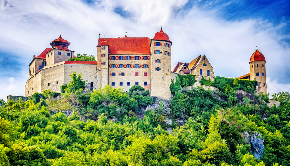 Besuchen Sie die romantische Burg Harburg im Nördlinger Ries.
