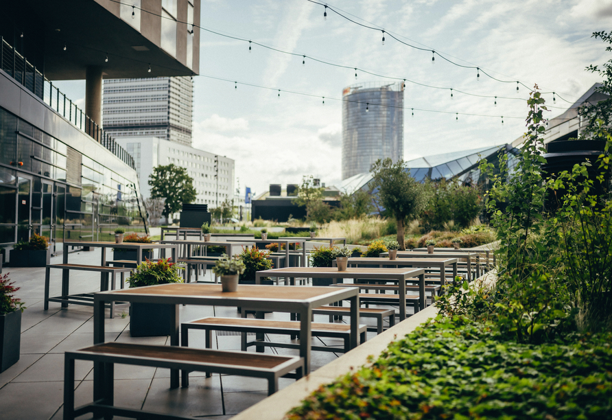 Die Hotelterrasse lädt zum Verweilen ein.