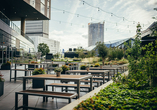 Die Hotelterrasse lädt zum Verweilen ein.