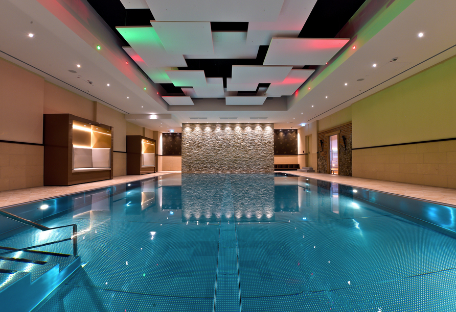 Drehen Sie ein paar Runden im Hallenbad.