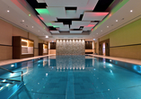 Drehen Sie ein paar Runden im Hallenbad.
