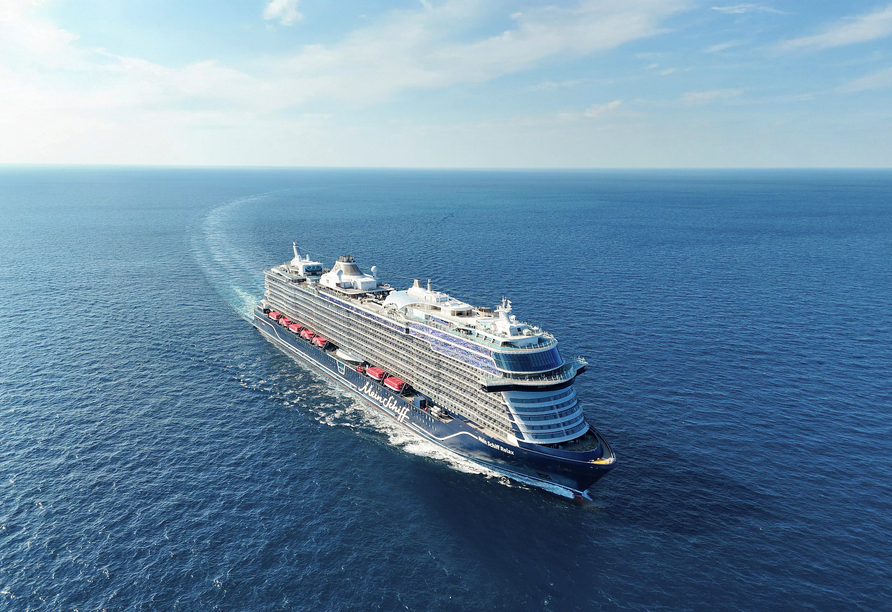 Die Crew an Bord der Mein Schiff Relax heißt Sie herzlich willkommen.