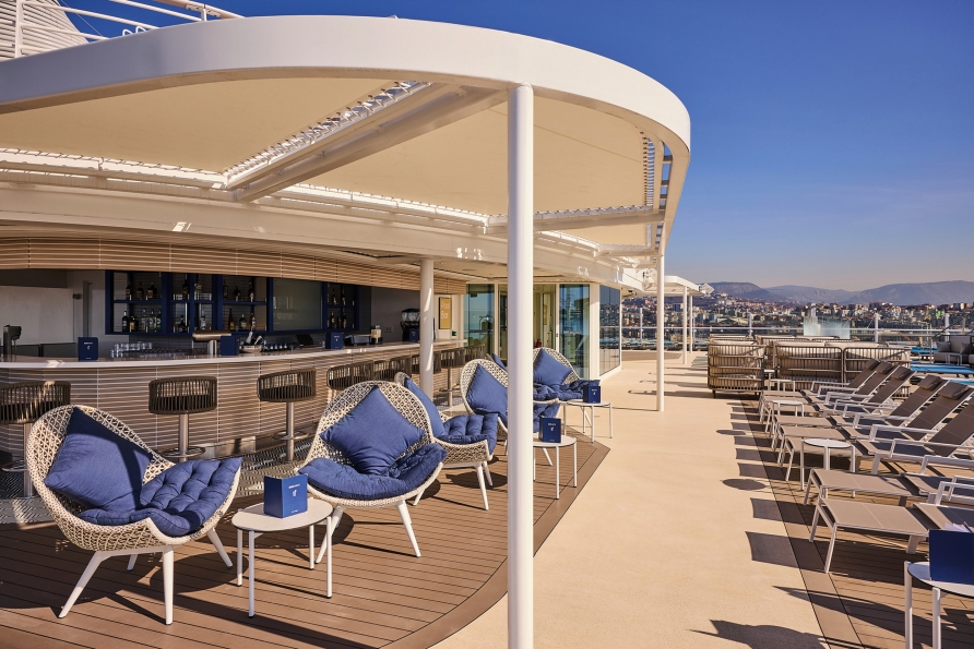 Pool Bar an Bord der Mein Schiff Relax