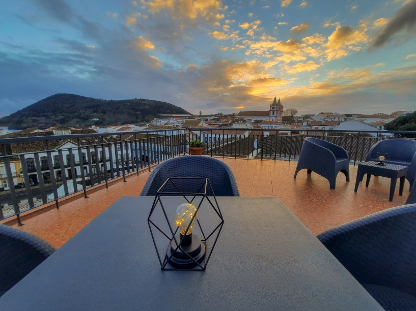 Die Außenterrasse des Hotels Azoris Angra Garden lädt zu unvergleichlichen Momenten ein.