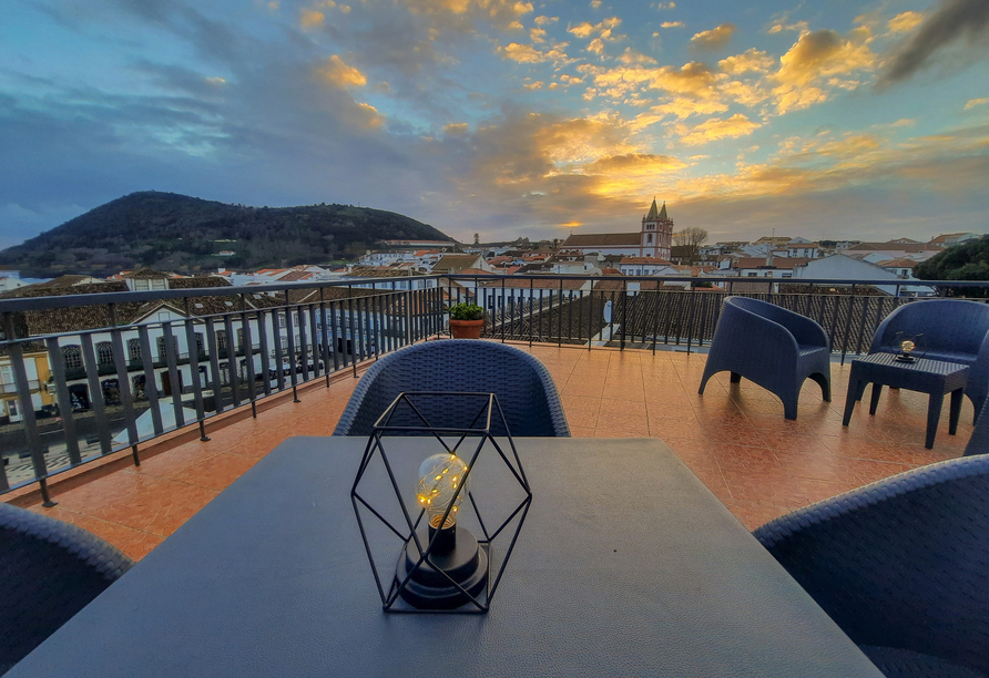 Die Außenterrasse des Hotels Azoris Angra Garden lädt zu unvergleichlichen Momenten ein.