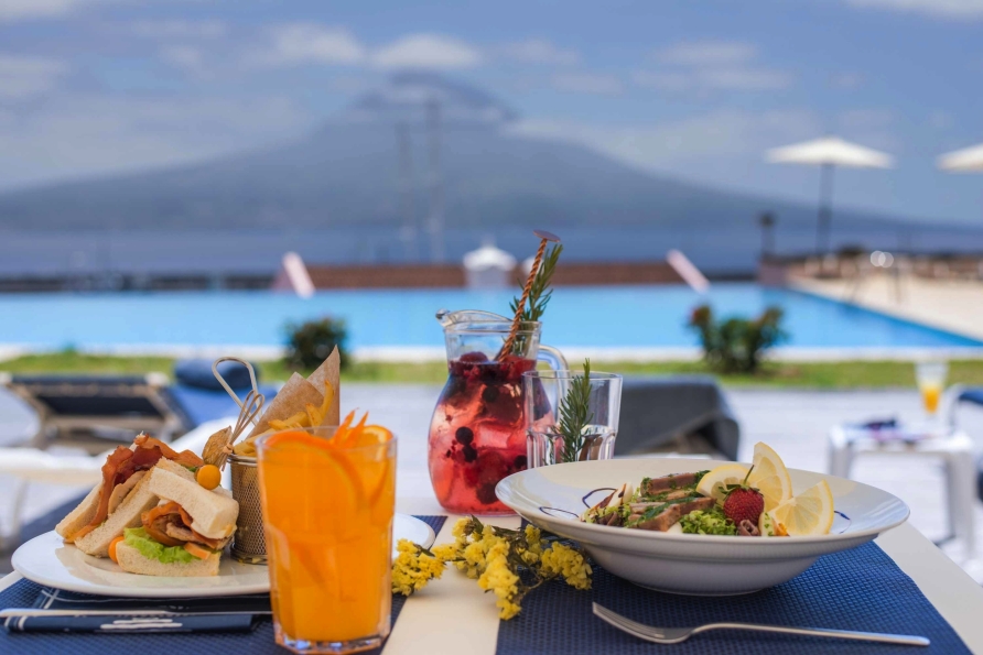 Kulinarik mit Aussicht genießen Sie am Außenpool des Hotels Azoris Faial Garden.