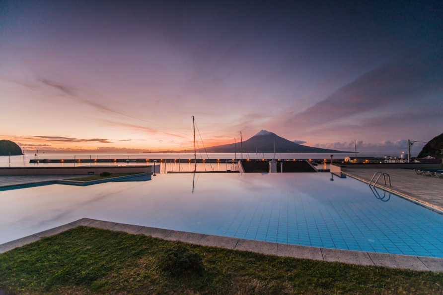Am Außenpool des Hotels Azoris Faial Garden können Sie bis zum Vulkan Caldeira blicken.