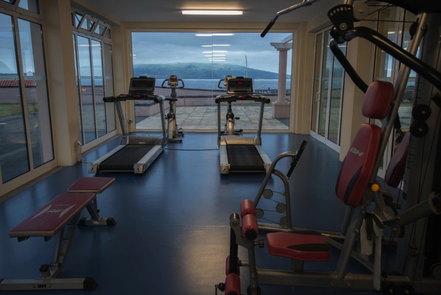 Im Fitnessraum des Hotels Azoris Faial Garden können Sie sportlich aktiv werden.