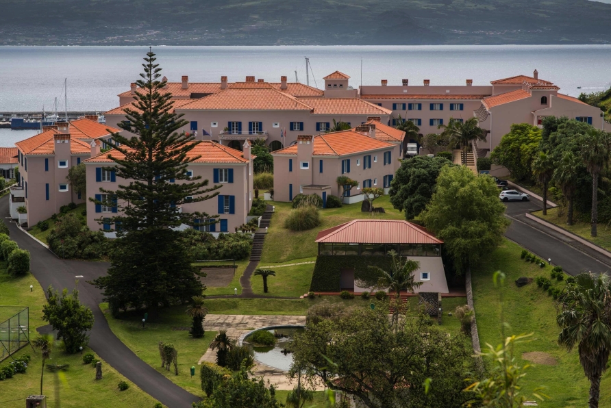 Außenansicht des Hotels Azoris Faial Garden