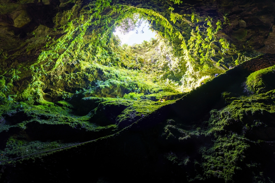 Auf Terceira besuchen Sie die geheimnisvolle Vulkanhöhle Algar do Carvão ...