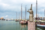 Am Hafen von Stavoren erwartet Sie die berühmte Statue.