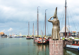 Am Hafen von Stavoren erwartet Sie die berühmte Statue.