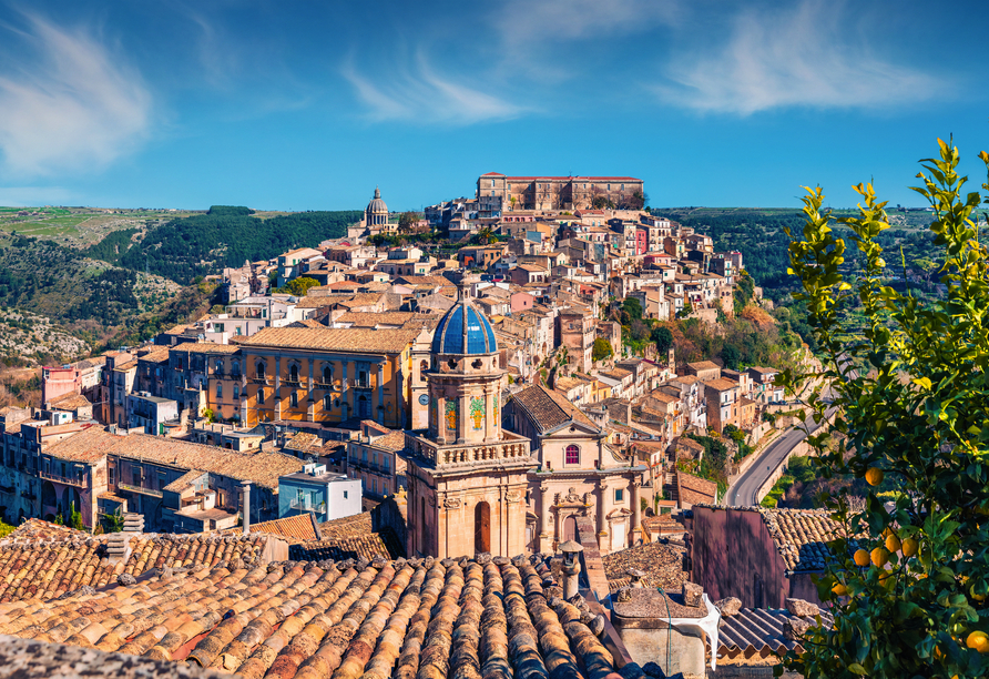 Verwinkelte Gassen, historische Paläste und mediterrane Lebensfreude erwarten Sie bei einem Besuch in Ragusa.