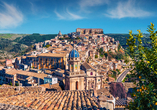 Verwinkelte Gassen, historische Paläste und mediterrane Lebensfreude erwarten Sie bei einem Besuch in Ragusa.