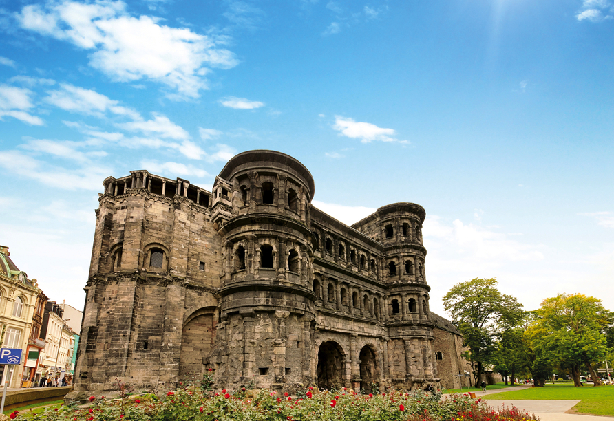 Besuchen Sie die Porta Nigra – das Wahrzeichen der Stadt.