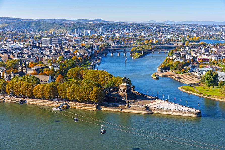 Besuchen Sie das berühmte Deutsche Eck, wo Rhein und Mosel aufeinandertreffen.