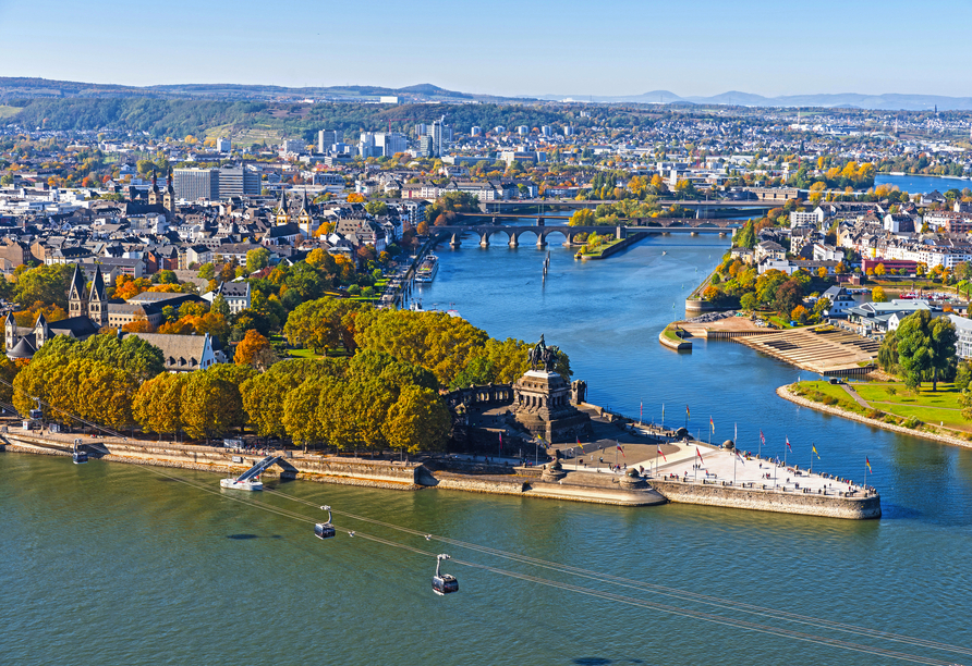 Besuchen Sie das berühmte Deutsche Eck, wo Rhein und Mosel aufeinandertreffen.