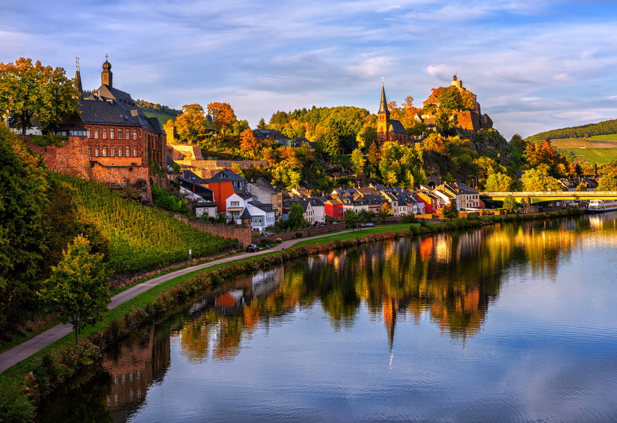 Besuchen Sie die historische Weinstadt Saarburg an der Saar.