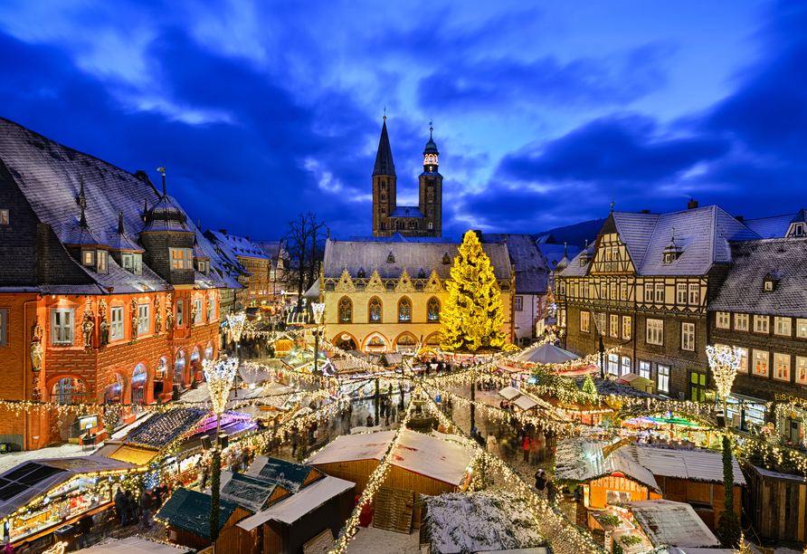 Eine Stadtführung und der Besuch des Weihnachtsmarktes in Goslar sind für Sie inklusive.