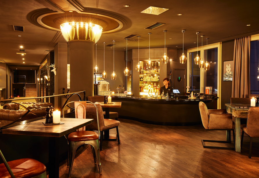 Die einladende Bar Ihres Hotels empfängt Sie mit raffinierten Drinks.