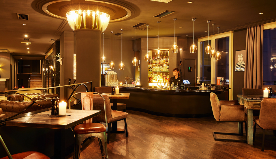 Die einladende Bar Ihres Hotels empfängt Sie mit raffinierten Drinks.