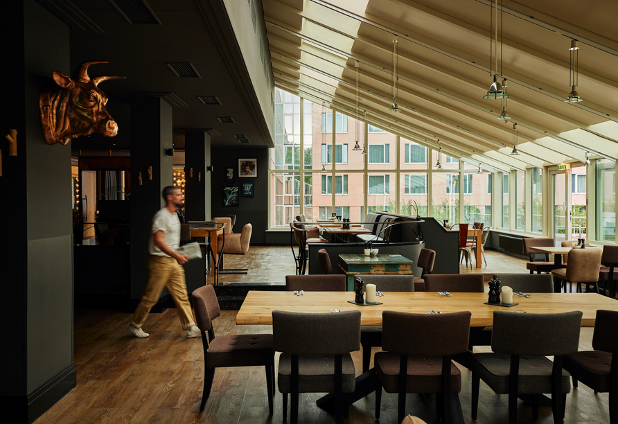 Das Restaurant lädt mit leckeren Gerichten zum Genießen und Verweilen ein.