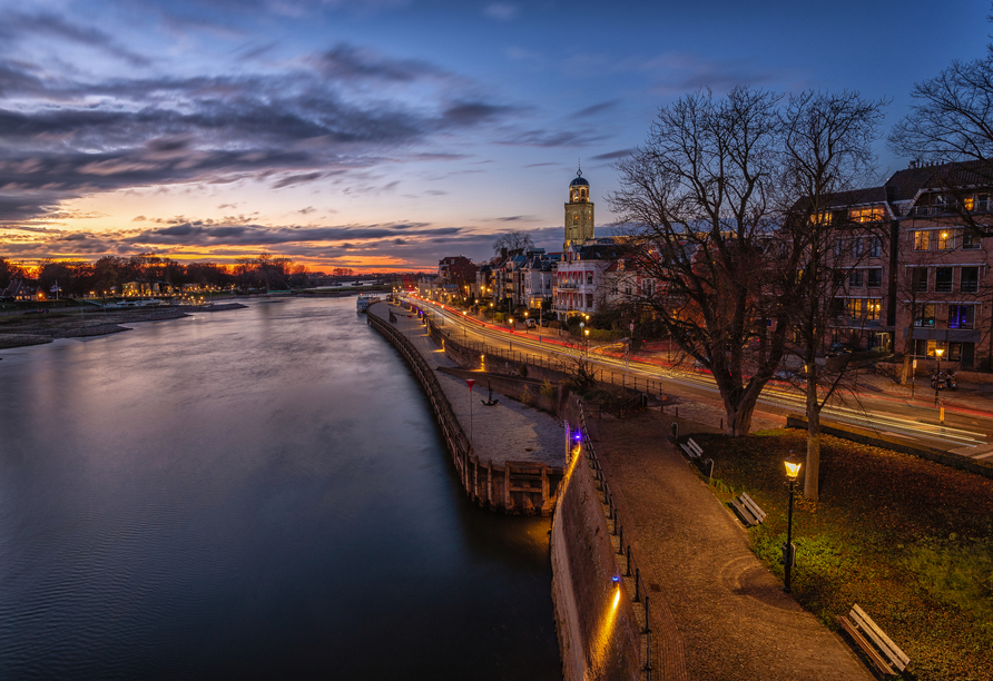 Die idyllische Stadt Deventer am Abend