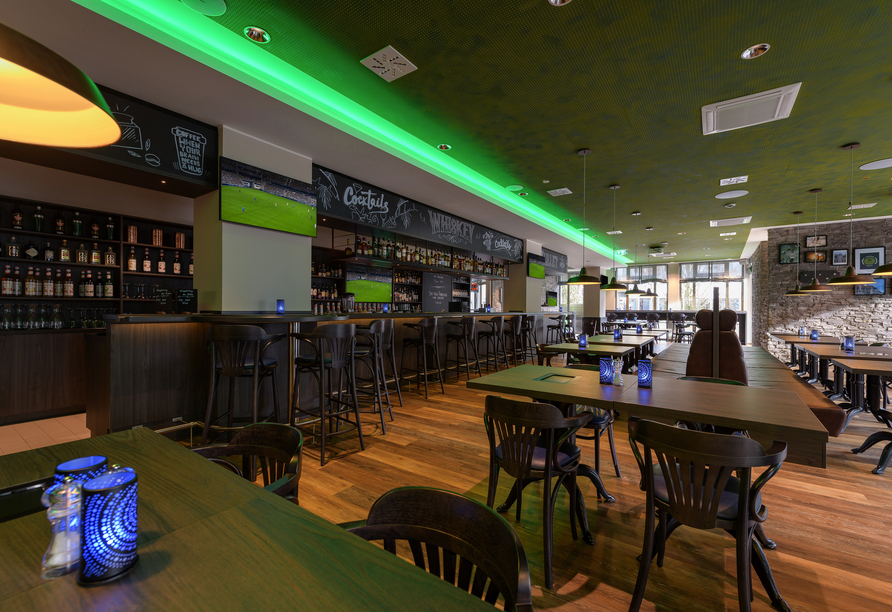 Genießen Sie einen Cocktail oder ein frisch gezapftes Bier an unserer stilvollen Hotelbar.