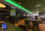 Genießen Sie einen Cocktail oder ein frisch gezapftes Bier an unserer stilvollen Hotelbar.