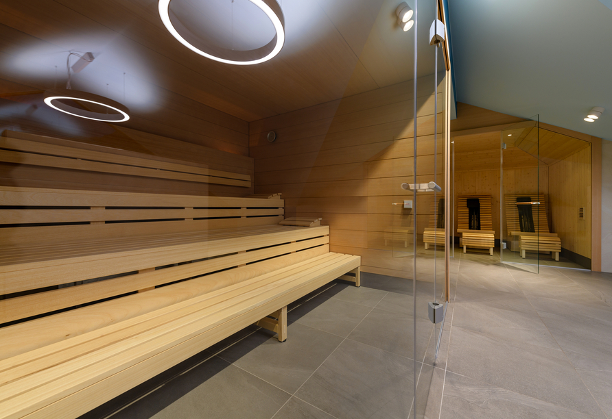 Entspannen und abschalten – der Wellnessbereich mit Sauna sorgt für pure Erholung.
