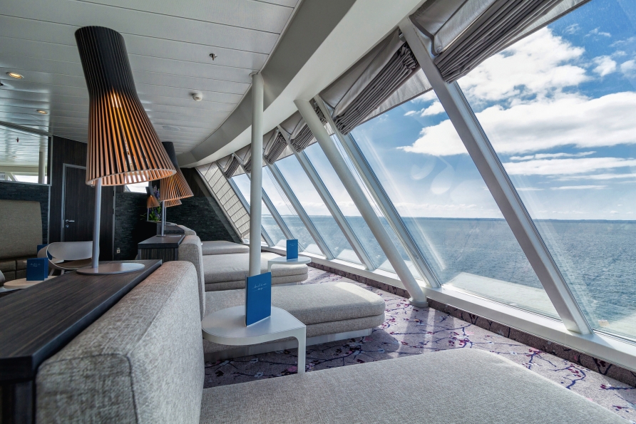 Beobachten Sie die vorbeiziehende Landschaft in der Himmel & Meer Lounge.