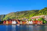 Bunt gestrichene Häuser an der Küste von Bergen