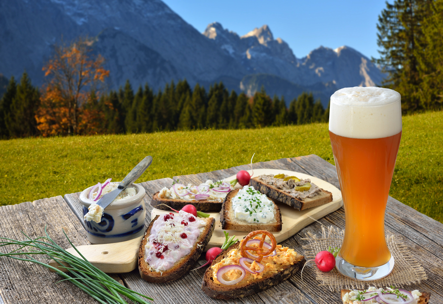 Ein erfrischendes Bier, eine herzhafte Brotzeit – erleben Sie echte bayerische Gemütlichkeit!
