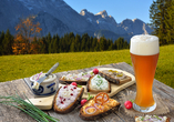 Ein erfrischendes Bier, eine herzhafte Brotzeit – erleben Sie echte bayerische Gemütlichkeit!