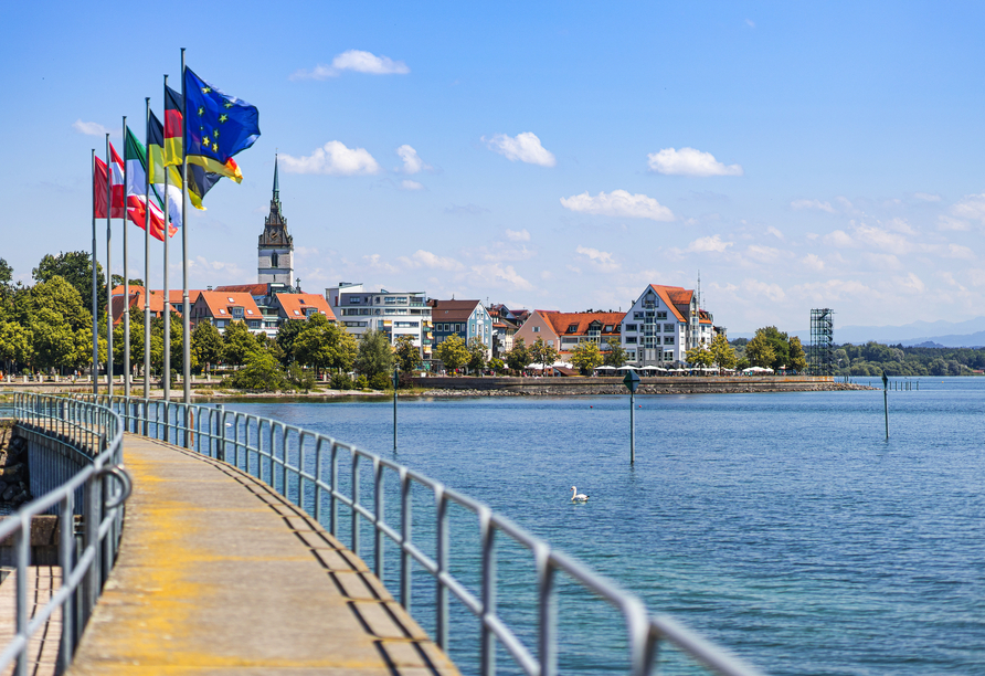 Schlendern Sie entlang der schönen Promenade in Friedrichshafen.