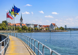Schlendern Sie entlang der schönen Promenade in Friedrichshafen.