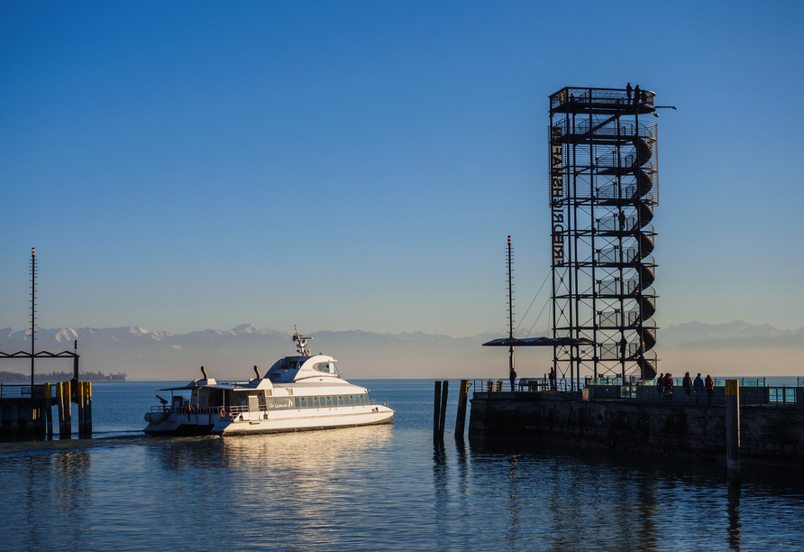 Genießen Sie vom Moleturm einen traumhaften 360-Grad-Blick über den Hafen und den Bodensee.