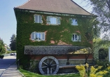 Die alte Mühle ist das Wahrzeichen des Hotels.