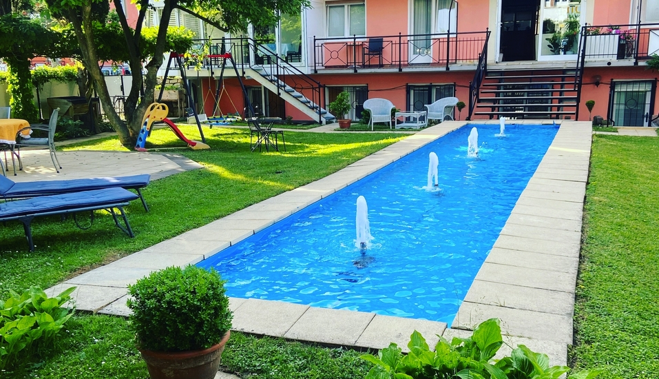 Der herrliche Hotelgarten lädt zum Verweilen ein.