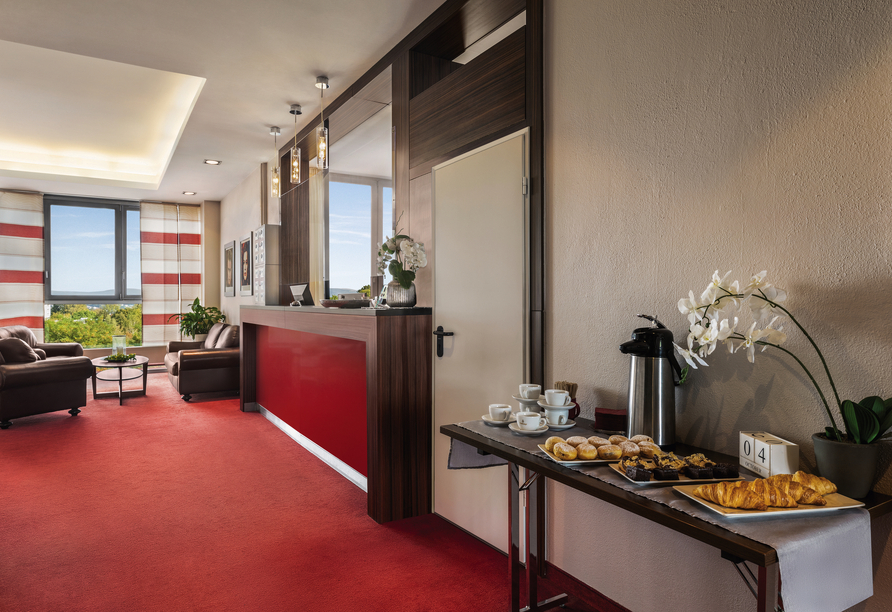 Freuen Sie sich auf frischen Kaffee in der Lobby des Hotels.